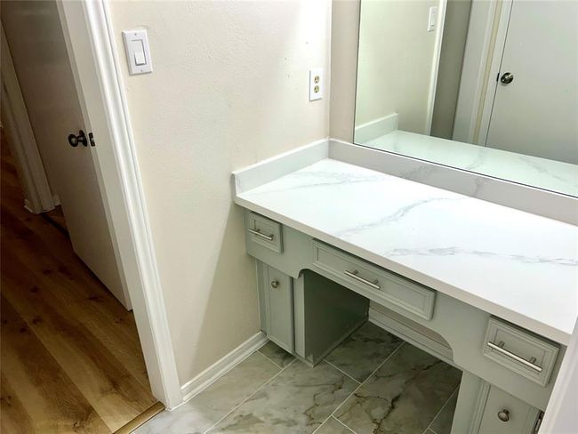Light and bring vanity area | Image 23