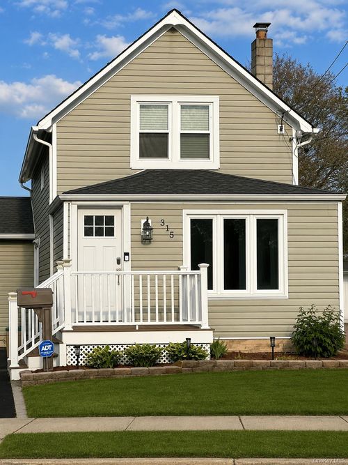 315 Grant Ave, Islip, NY, 11751-2620 | Card Image