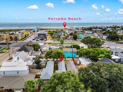 809 Sealy Street, House other with 2 bedrooms, 2 bathrooms and null parking in Galveston TX | Image 2