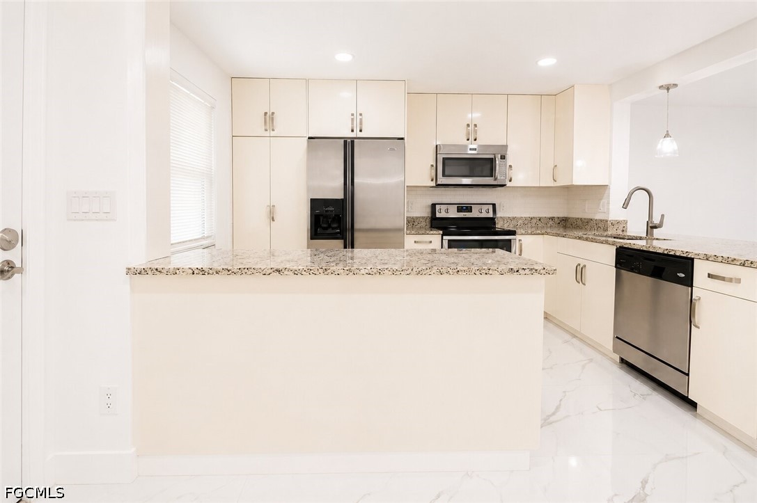Residential Lease in Cape Coral 4