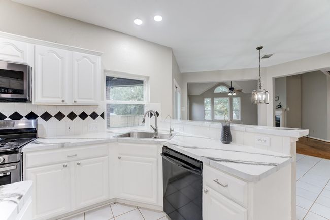 1015 Pine Walk Trl, House other with 4 bedrooms, 3 bathrooms and 2 parking in Spring TX | Image 9