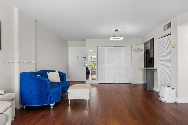 APT-402 - 17800 Atlantic Blvd, Condo with 1 bedrooms, 2 bathrooms and null parking in Sunny Isles Beach FL | Image 6