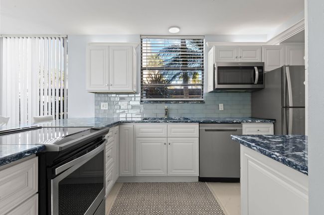 APT-104 - 3472 Ne Causeway Blvd, Condo with 2 bedrooms, 2 bathrooms and null parking in Jensen Beach FL | Image 6