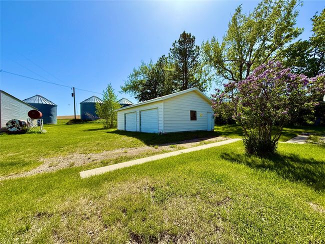 Garage near trailer | Image 7