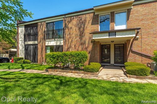 18339 University Park Dr, Livonia, MI, 48152-2627 | Card Image