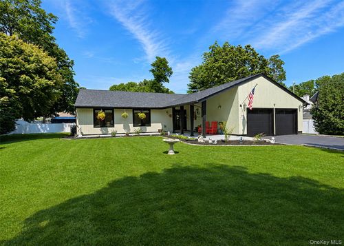 3 Stratford Road, Brookhaven, NY, 11764 | Card Image