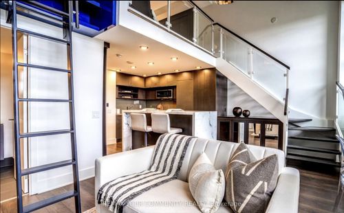 923-111 St Clair Ave W, Toronto, ON, M4V1N5 | Card Image