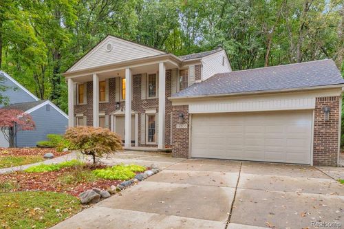 18500 Mayfield St, Livonia, MI, 48152-3240 | Card Image