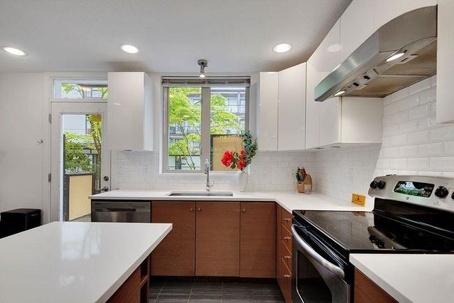 33 - 728 W 14 Th Street, Townhouse with 2 bedrooms, 1 bathrooms and 1 parking in North Vancouver BC | Image 3
