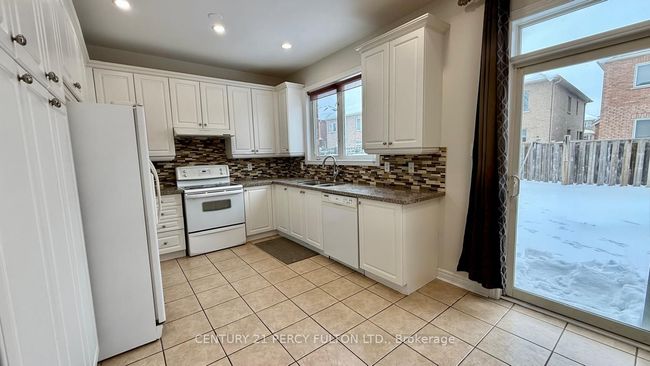 17 Ambercroft St, House other with 5 bedrooms, 4 bathrooms and 2 parking in Markham ON | Image 5