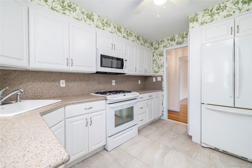 60 Chestnut St, Rockville Centre, NY, 11570-5105 | Card Image