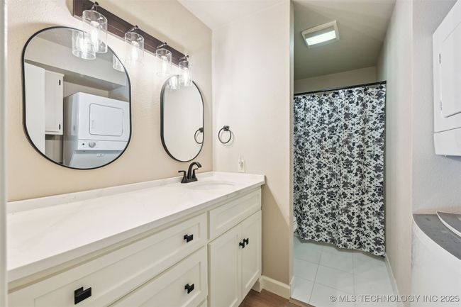 Full bathroom off the Family room | Image 27
