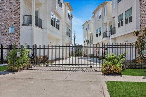a-2004 Rosedale St, Houston, TX, 77004-6002 | Card Image