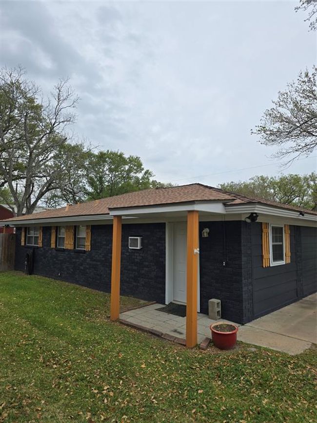 Separate entrance into Mother in Law suite or Flex Space. | Image 31