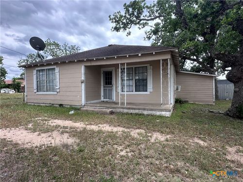 921 E Courthouse St, Cuero, TX, 77954-2105 | Card Image