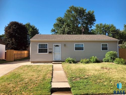 3016 E 20th St, Sioux Falls, SD, 57103-3304 | Card Image