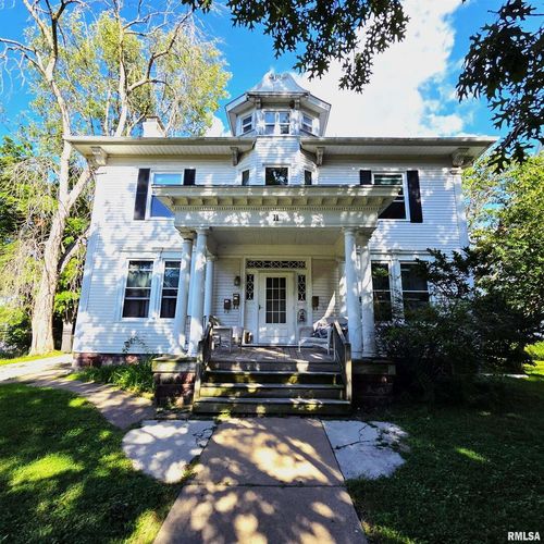 11 Oak Ln, Davenport, IA, 52803-3152 | Card Image