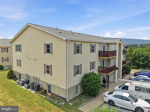 245 Brandy Ct, STRASBURG, VA, 22657-3761 | Card Image