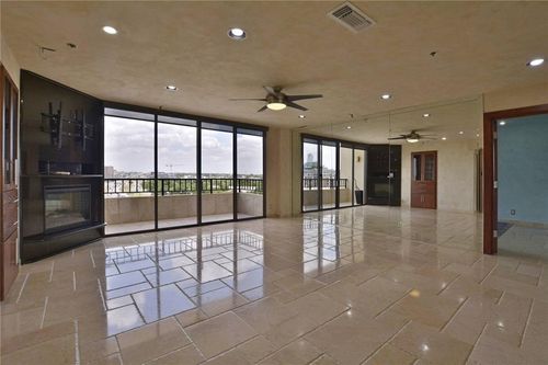 apt-12c2-40 N Interstate 35, Austin, TX, 78701-4378 | Card Image