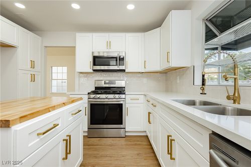 2107 Fountain Springs Dr, Henderson, NV, 89074-1577 | Card Image