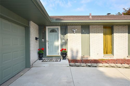 18529 Westbrook Dr, Livonia, MI, 48152-4708 | Card Image