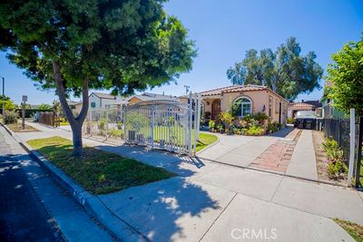 E 54th Street, House other with 3 bedrooms, 2 bathrooms and 1 parking in Maywood CA | Image 2