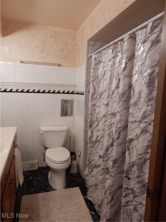 Hall Bathroom | Image 18