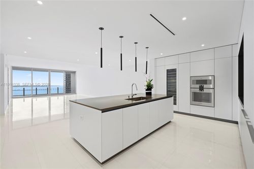 3404c-300 Biscayne Blvd Way, Miami, FL, 33131 | Card Image