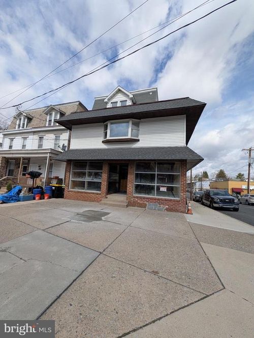 1942 W Market St, POTTSVILLE, PA, 17901-2043 | Card Image