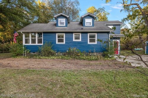 827 Alberta St, Auburn Hills, MI, 48326-1119 | Card Image