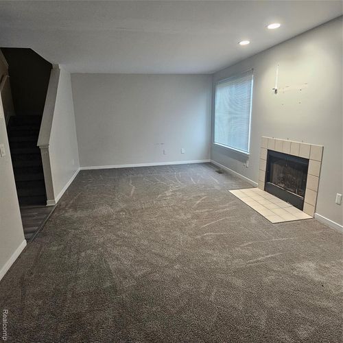 215 Oak Ridge Dr, Pontiac, MI, 48341-3611 | Card Image