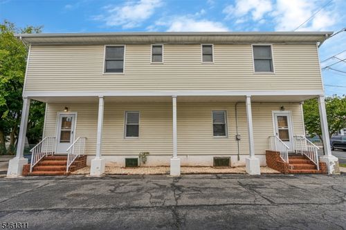 18 Robinson St, New Brunswick, NJ, 08901-1824 | Card Image
