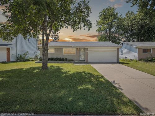 2574 Binghamton Dr, Auburn Hills, MI, 48326-3507 | Card Image