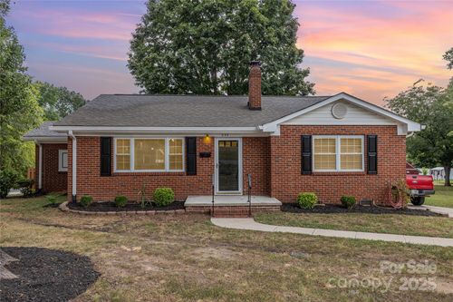 242 White St Nw, Concord, NC, 28027-6162 | Card Image