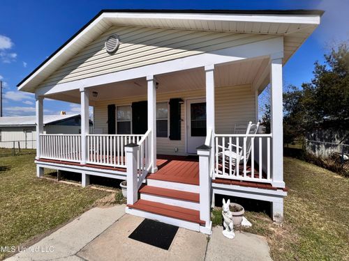 605 Victoria St, Waveland, MS, 39576-2630 | Card Image