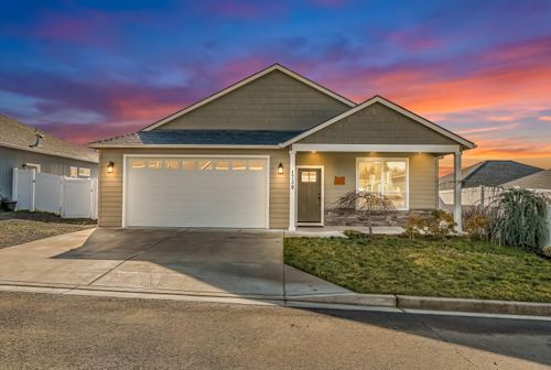 1730 Luxor Ln, Medford, OR, 97504-7685 | Card Image