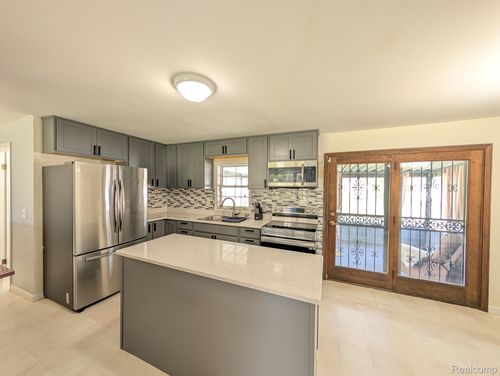 2470 Tandy Dr, Flint, MI, 48532-4960 | Card Image