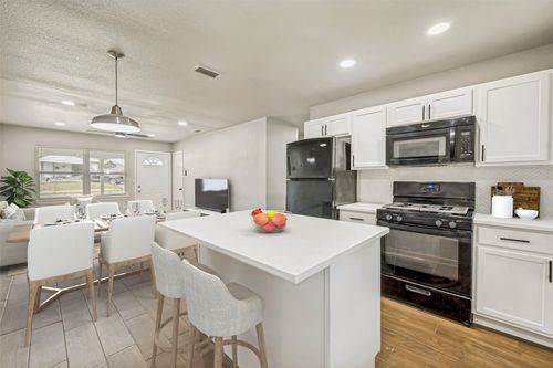 1913 San Antonio St, Grand Prairie, TX, 75051-1332 | Card Image