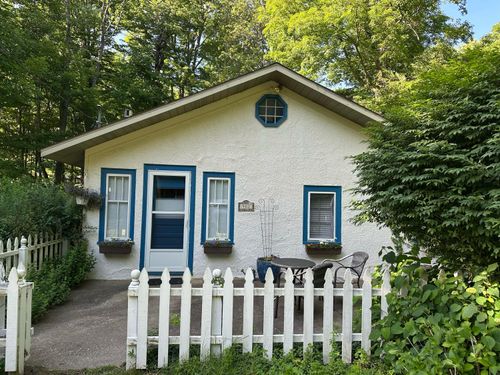 982 Charles St, South Haven, MI, 49090-8617 | Card Image