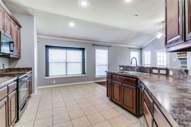 Spacious and sunlit, the breakfast nook offers the perfect place to enjoy casual meals or your morning coffee. | Image 17