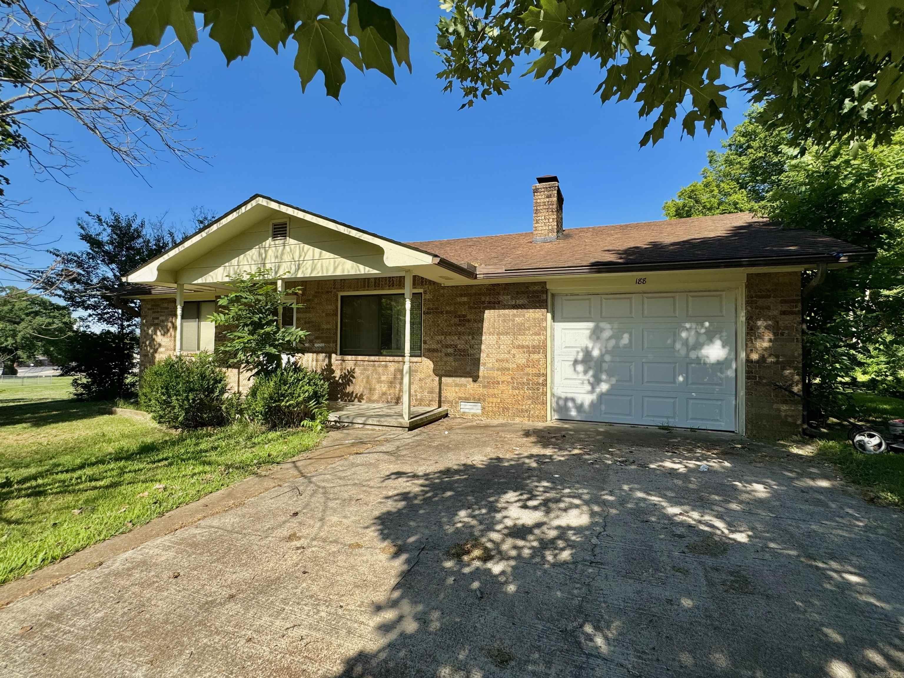 Spring St, Melbourne, AR 72556