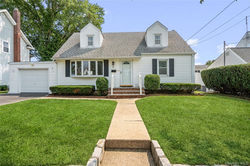 5 Mayfair Ln, Hicksville, NY, 11801-3717 | Card Image