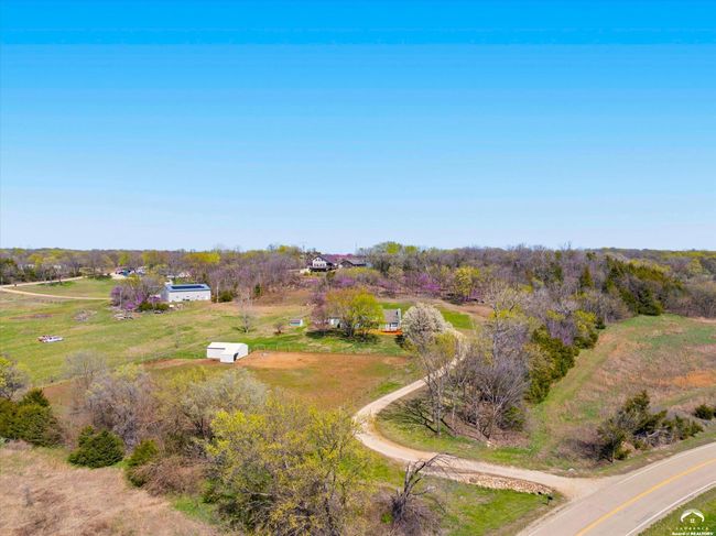 11096 43 Rd St, Home with 3 bedrooms, 3 bathrooms and null parking in Perry KS | Image 37