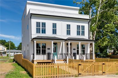 View of front facade with covered porch | Image 2