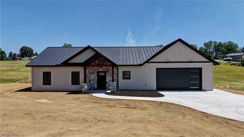 821 Miller Ave Sw, Sugarcreek, OH, 44681-7817 | Card Image