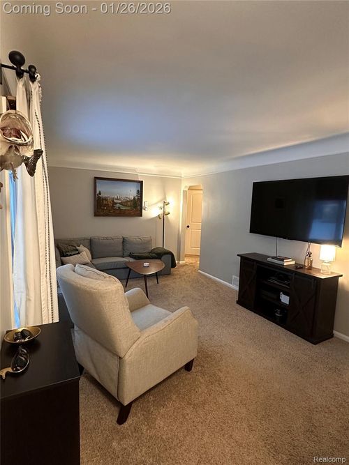 2082 Kohler St, Waterford, MI, 48329-3746 | Card Image