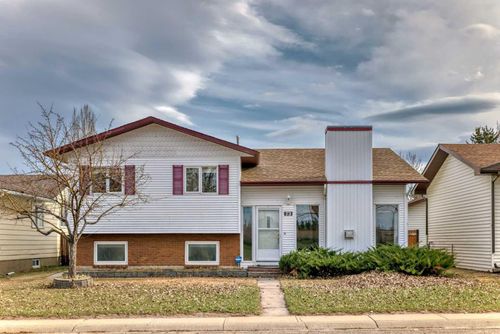 72 Parkwood Crescent, Home with 4 bedrooms, 2 bathrooms and 2 parking in Strathmore AB | Card Image