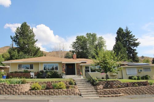 2075 Calhoun St, Klamath Falls, OR, 97601-1517 | Card Image