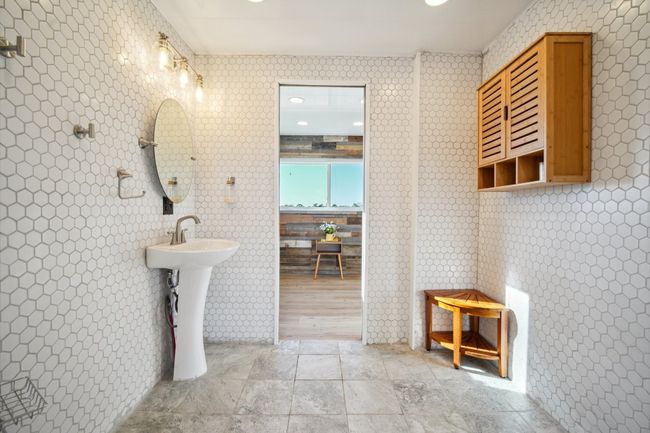 Spa-like bathroom in the guest house. | Image 35