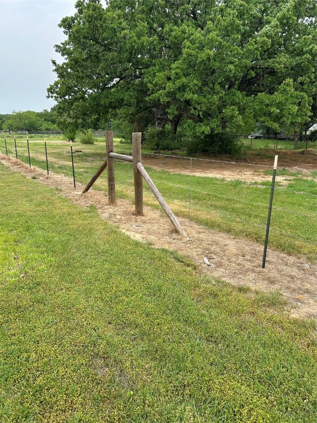 View of yard with fence | Image 18
